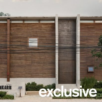 Breezy louvre walls enclose restaurant in Thailand by Studio Locomotive