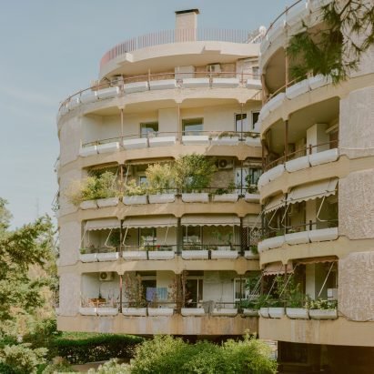 Athens apartment features "fluid layout" that adapts to houseguests