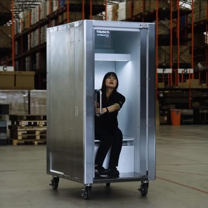 "Human refrigerator" provides escape from deadly heatwaves