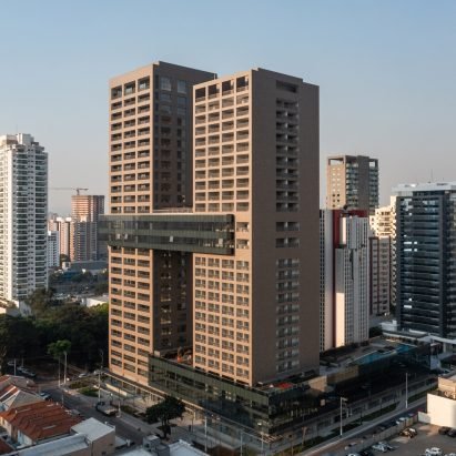 São Paulo skyscrapers by Königsberger Vannucchi linked by glass skybridge