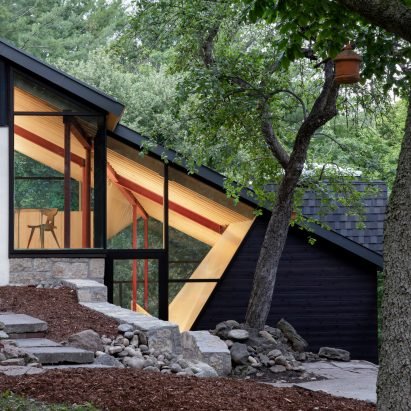 UUfie organises renovated Ontario chalet "like a hike"