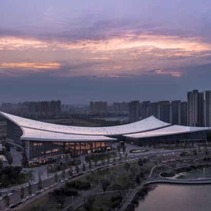 Chinese library complex encourages "connections between people and the city"