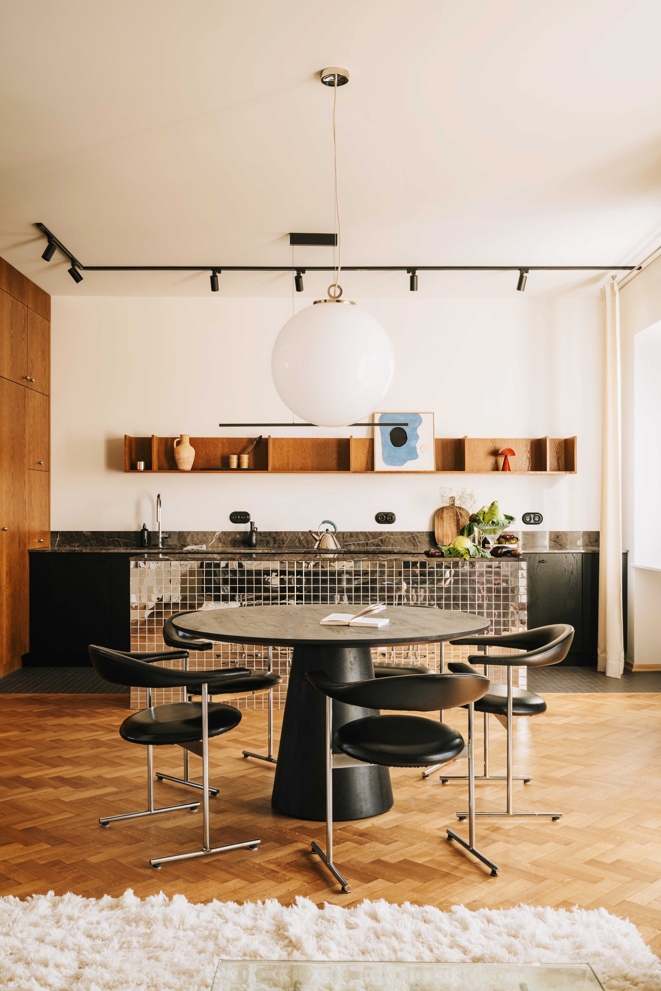 9 Unexpected Ways to Use Mirrored Surfaces