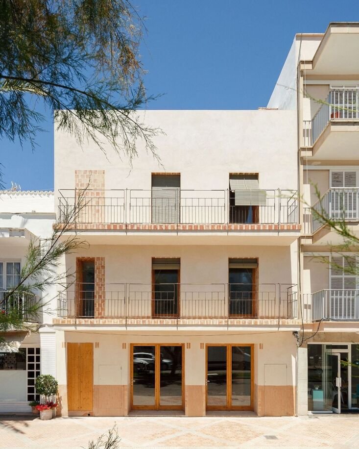 The Case for Exposed Building Blocks: An Inspired Vacation Enclave in Mallorca