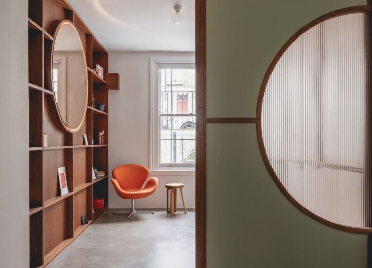 A Compact, Rietveld-Inspired London Apartment by Studiomama