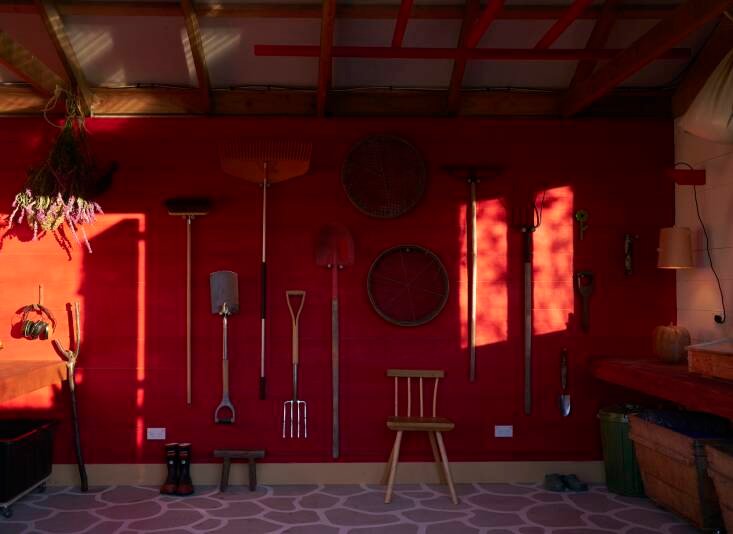 Outbuilding Visit: A Garden Shed in New Zealand that ‘Glows Like a Flower’