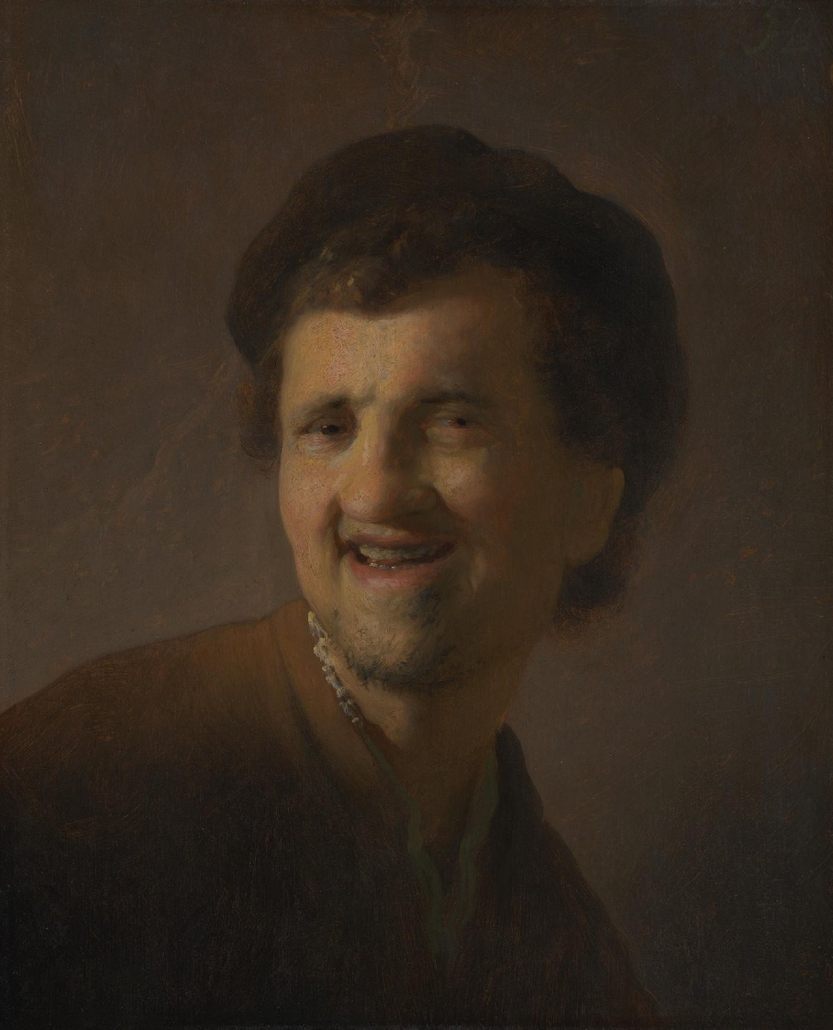 Borstbeeld van een lachende jonge man
