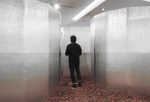 
        The Embellished, the Transient, and the Critical Installation / Alsar Atelier
      