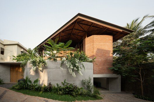 
        Ananda House / Thought Parallels
      