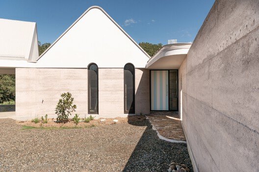 
        Building with Earth: Traditional Knowledge in Contemporary Architecture 
      