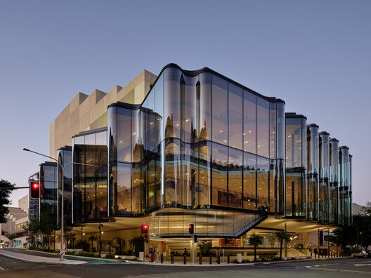 
        The Glasshouse Theater / Snøhetta
      