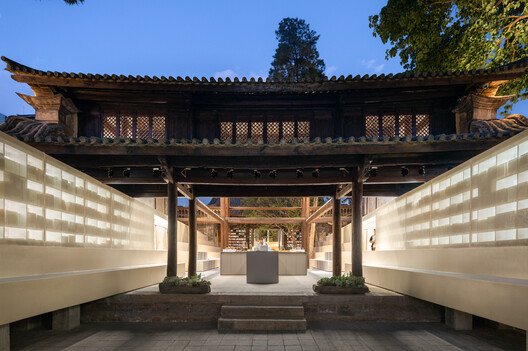 
        Weishan Chongzheng Academy Bookstore of Librairie Avant-Garde / TAO (Trace Architecture Office)
      