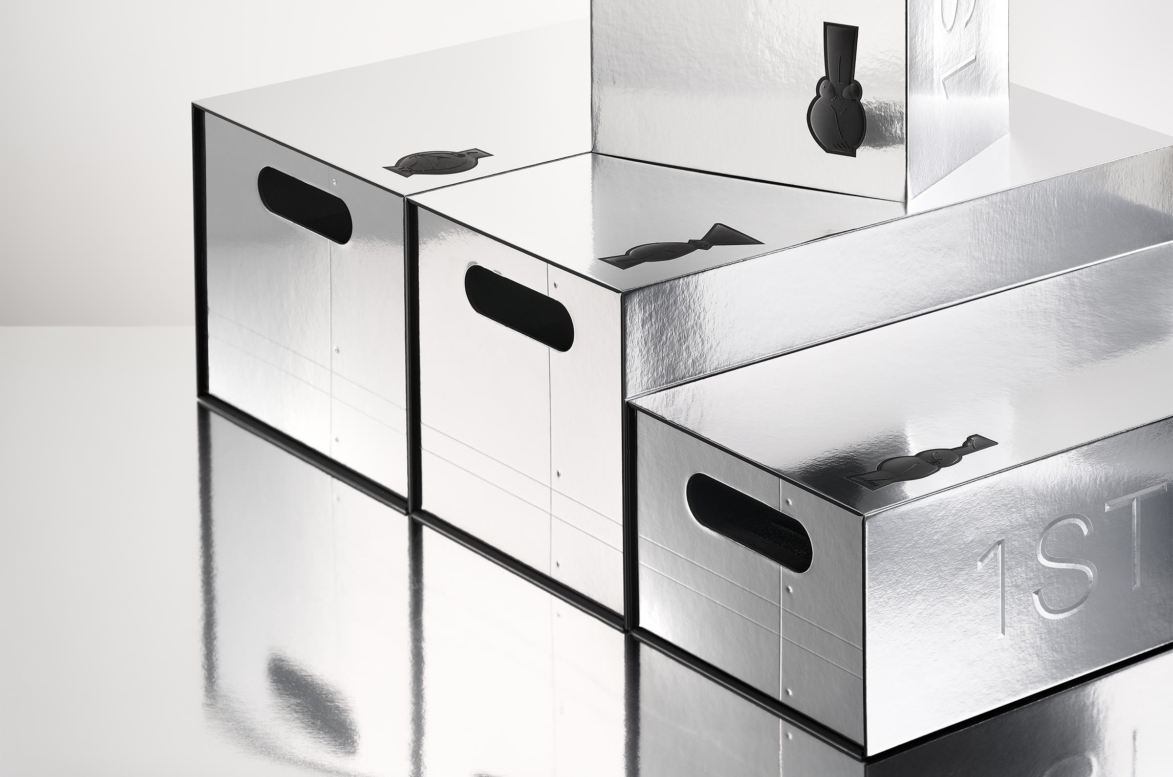 Ceramic vessels in a mirror-silver box | Mindsparkle