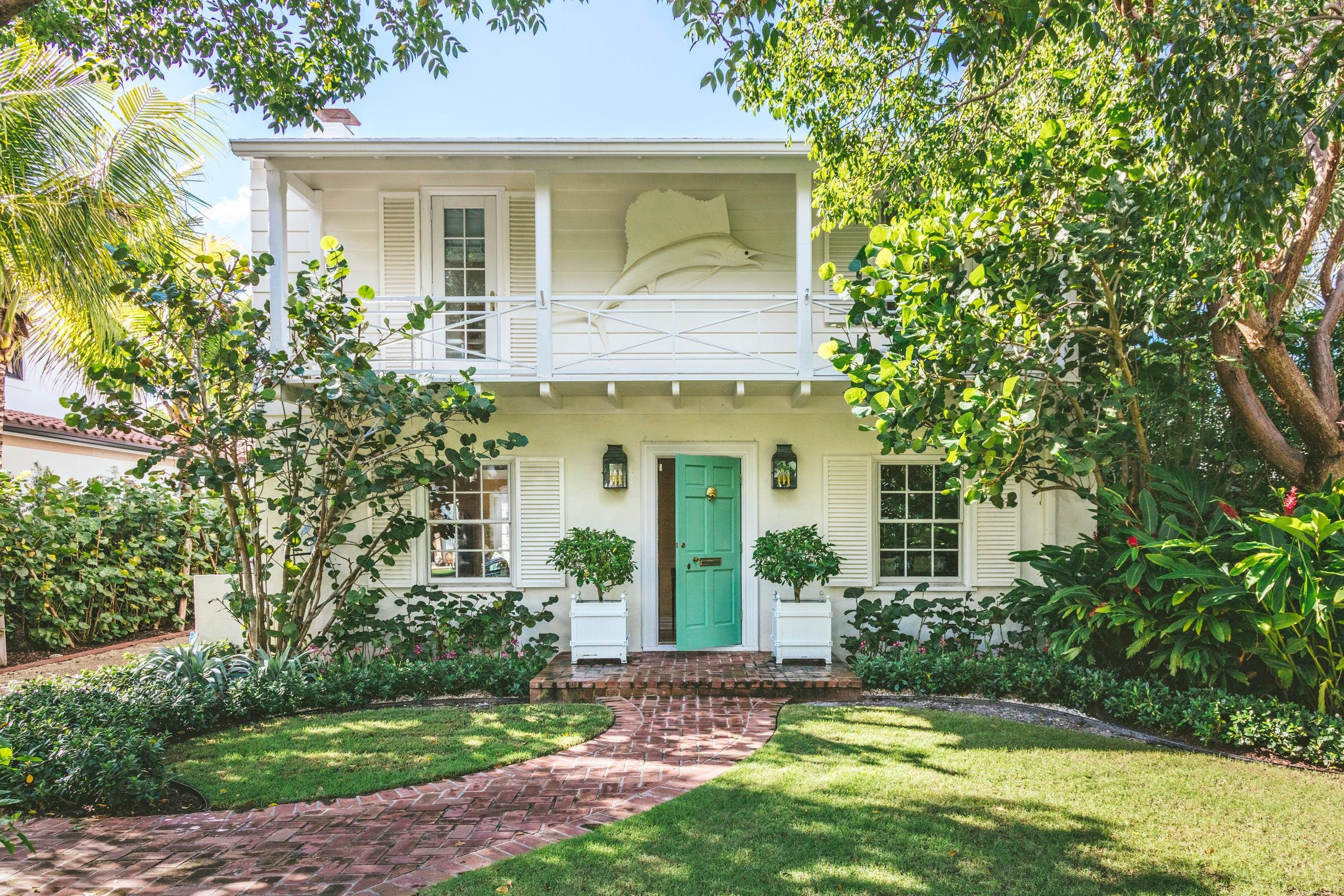 Julia Amory’s Palm Beach Cottage Is Filled With Chintz and Majolica—but It’s Far From Fussy