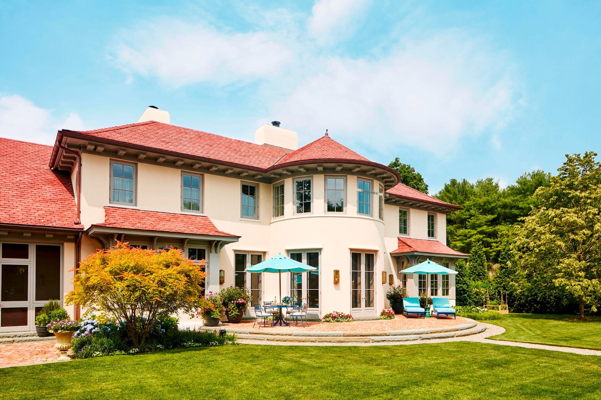 Step Inside a Fearless Hamptons Summerhouse Wrapped in a Joyful ‘Hug of Color’