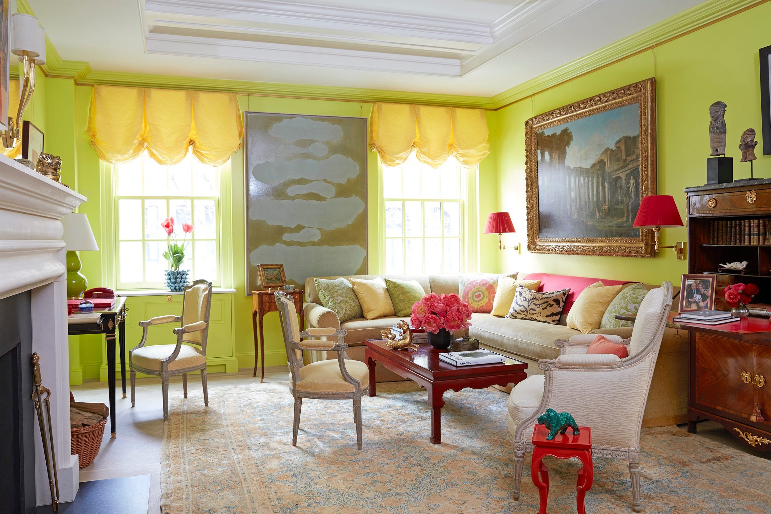 A Design Historian’s New York City Apartment Is a Colorful Tribute to Dior–Era Paris