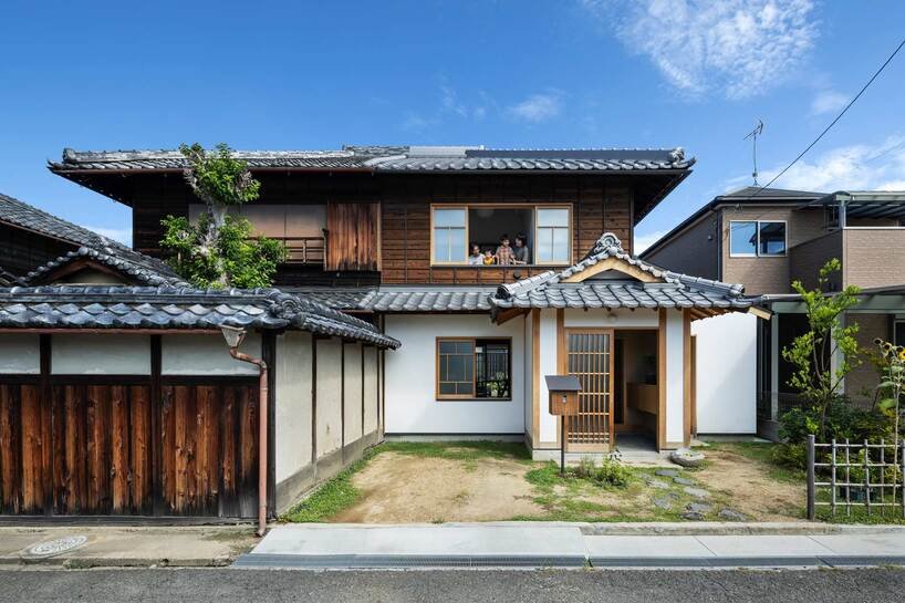 YYAA rebuilds the eastern half of a prewar rowhouse in japan